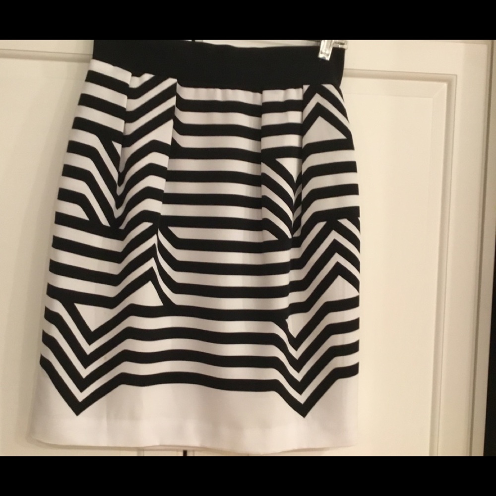 SUPER cute skirt. Has side slit pockets. 20” long.